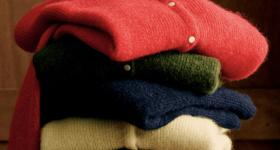 Gifts such as sweaters from Sezane are gifts that are also eco-friendly.